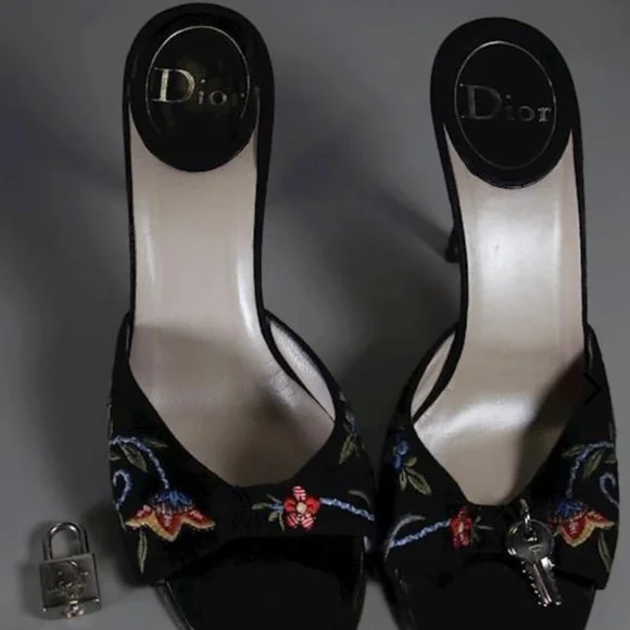 靴 Vintage Dior camouflage lock key heels Dior Camo Logo Lock Heels – Treasures of NYC